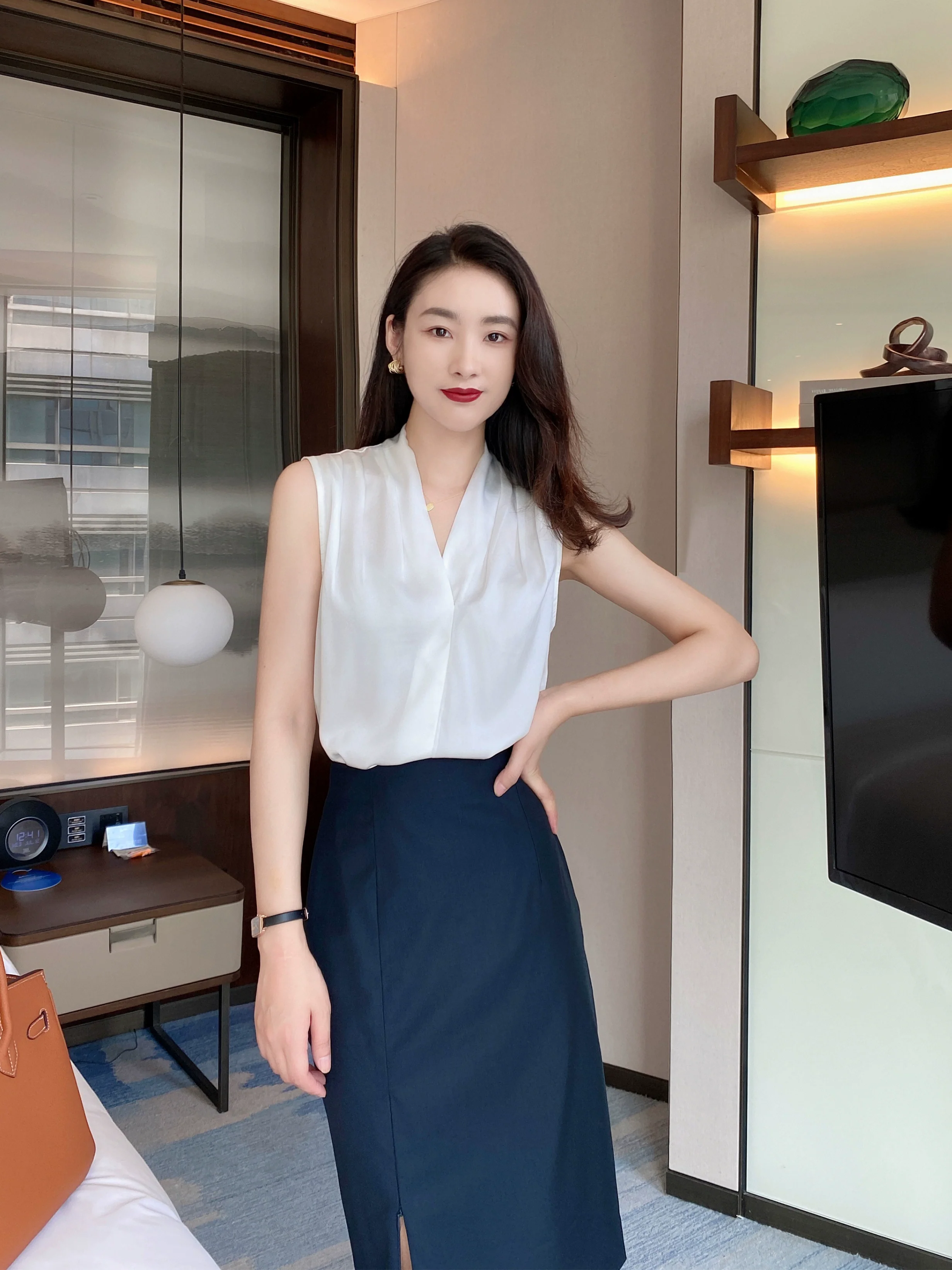 Autumn white sleeveless V-neck vest top for women - Image 6