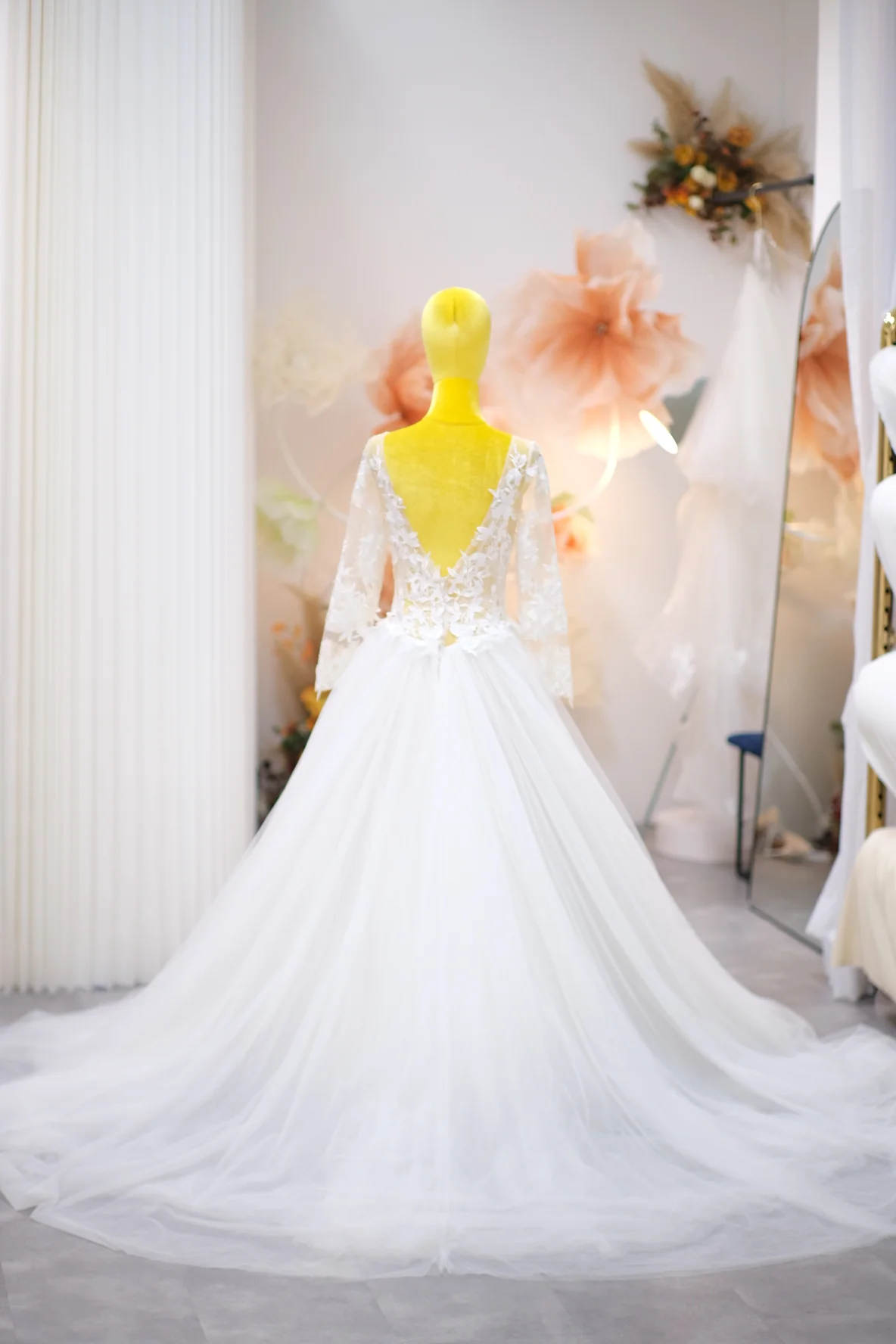 Luxury Half Lace Wedding Gown Size XS | Ready-to-Wear - Image 3