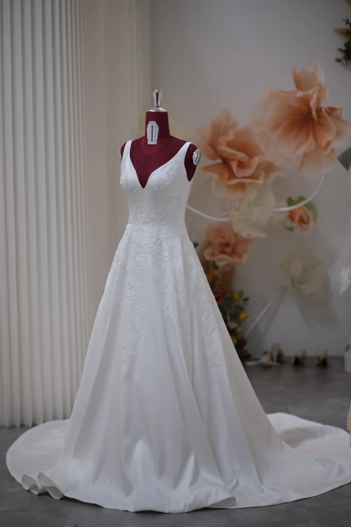 Luxury Half Lace Wedding Gown Size L | Ready-to-Wear