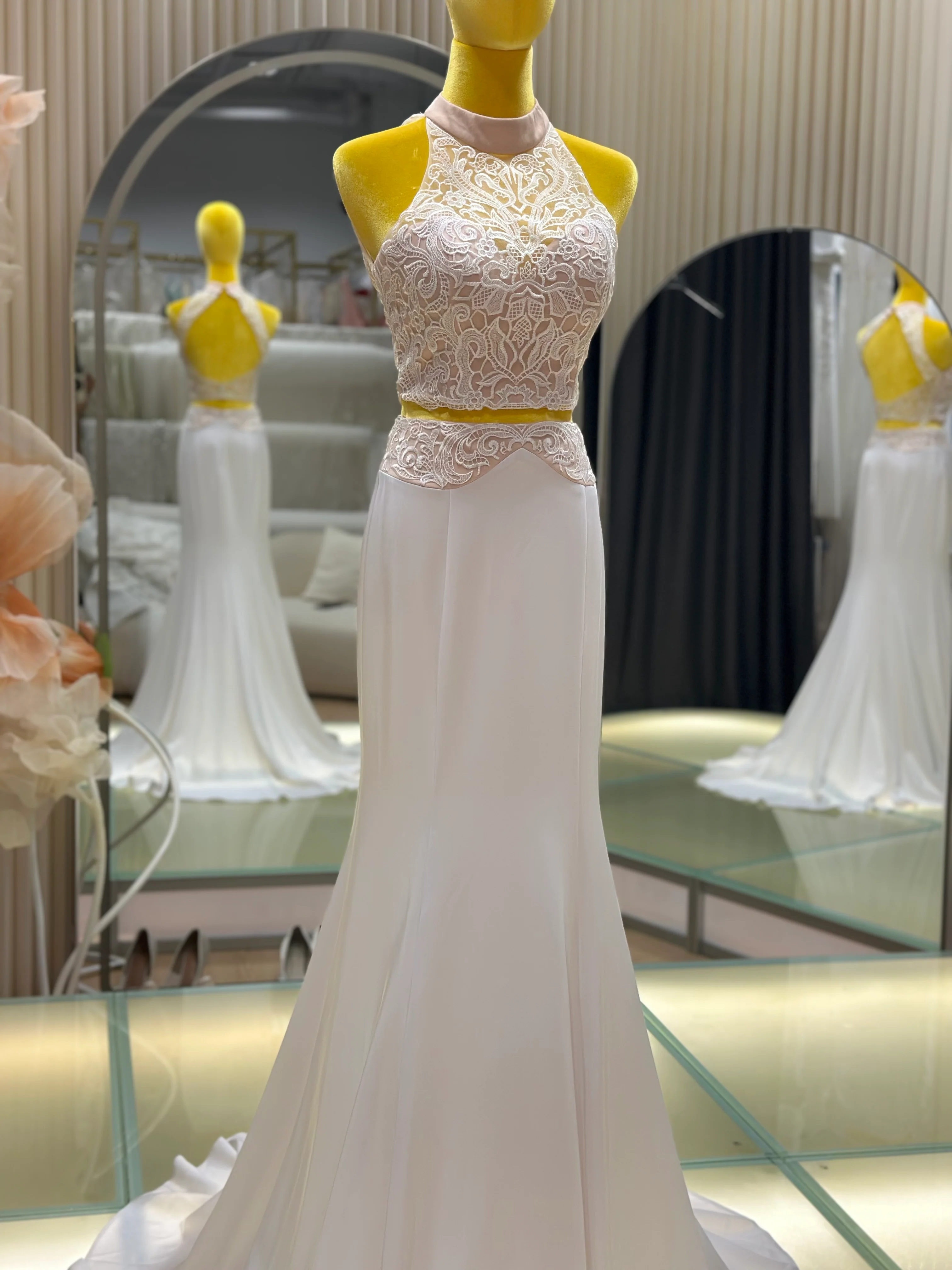 Premium Half Lace Wedding Gown Size M Bust 84 | Ready-to-Wear - Image 2