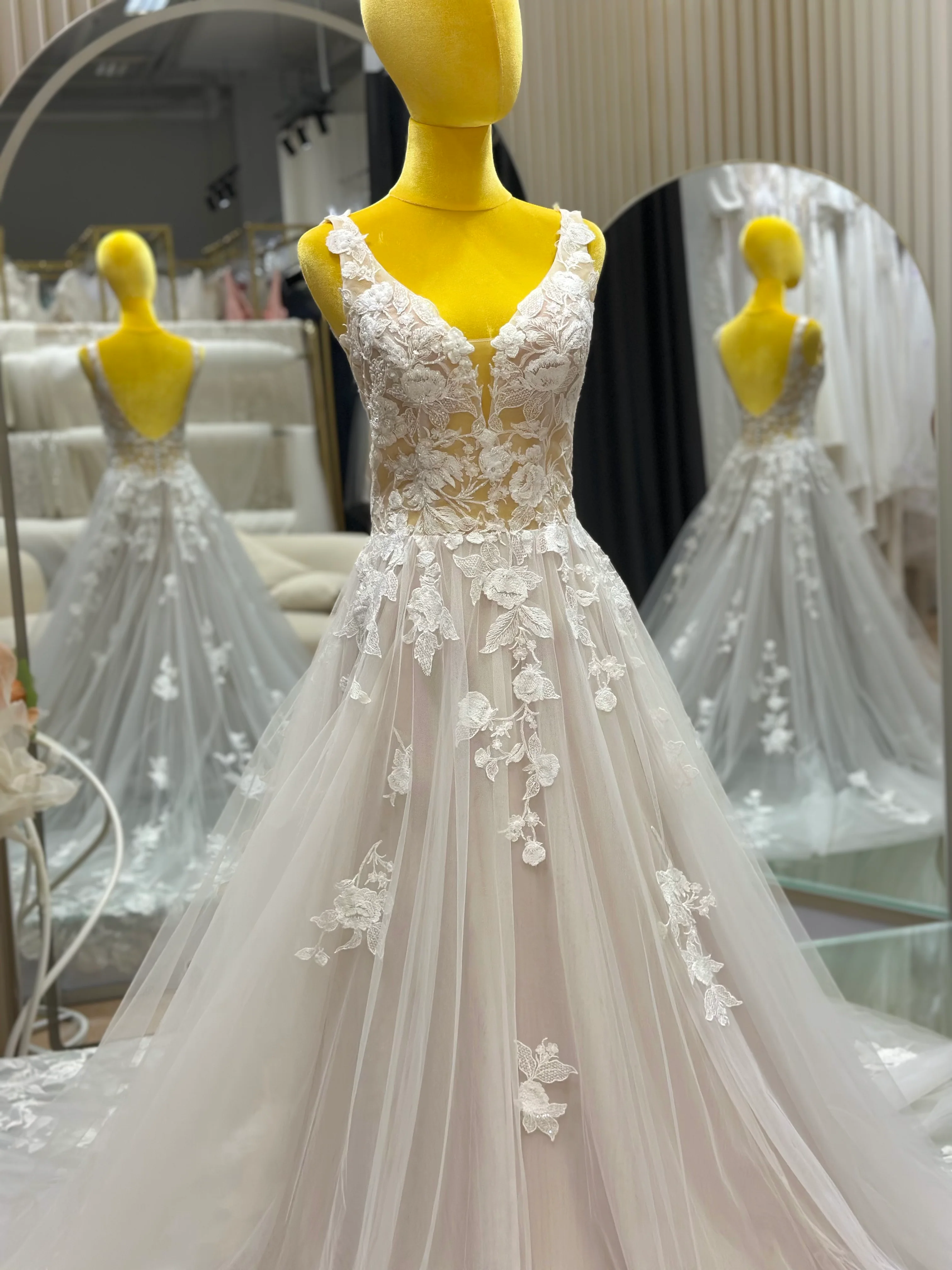 Lux Full Lace Wedding Gown Size L. Bust 89| Ready-to-Wear - Image 3