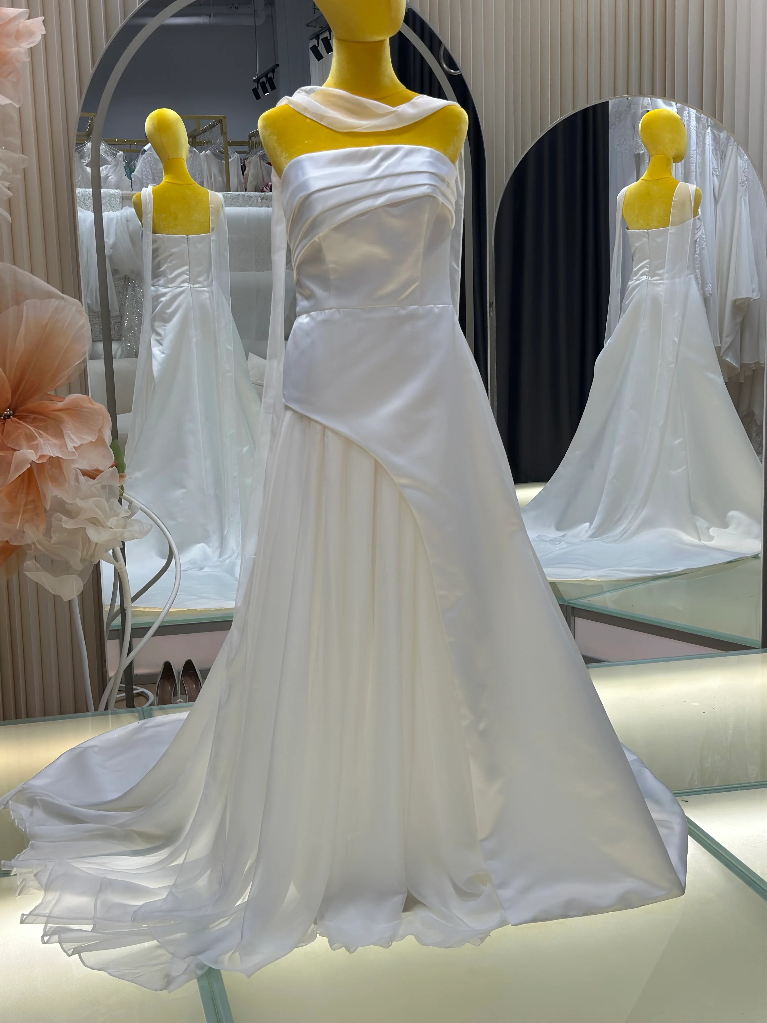 Premium Pleated Plain Wedding Gown Size XL | Ready-to-Wear - Image 4