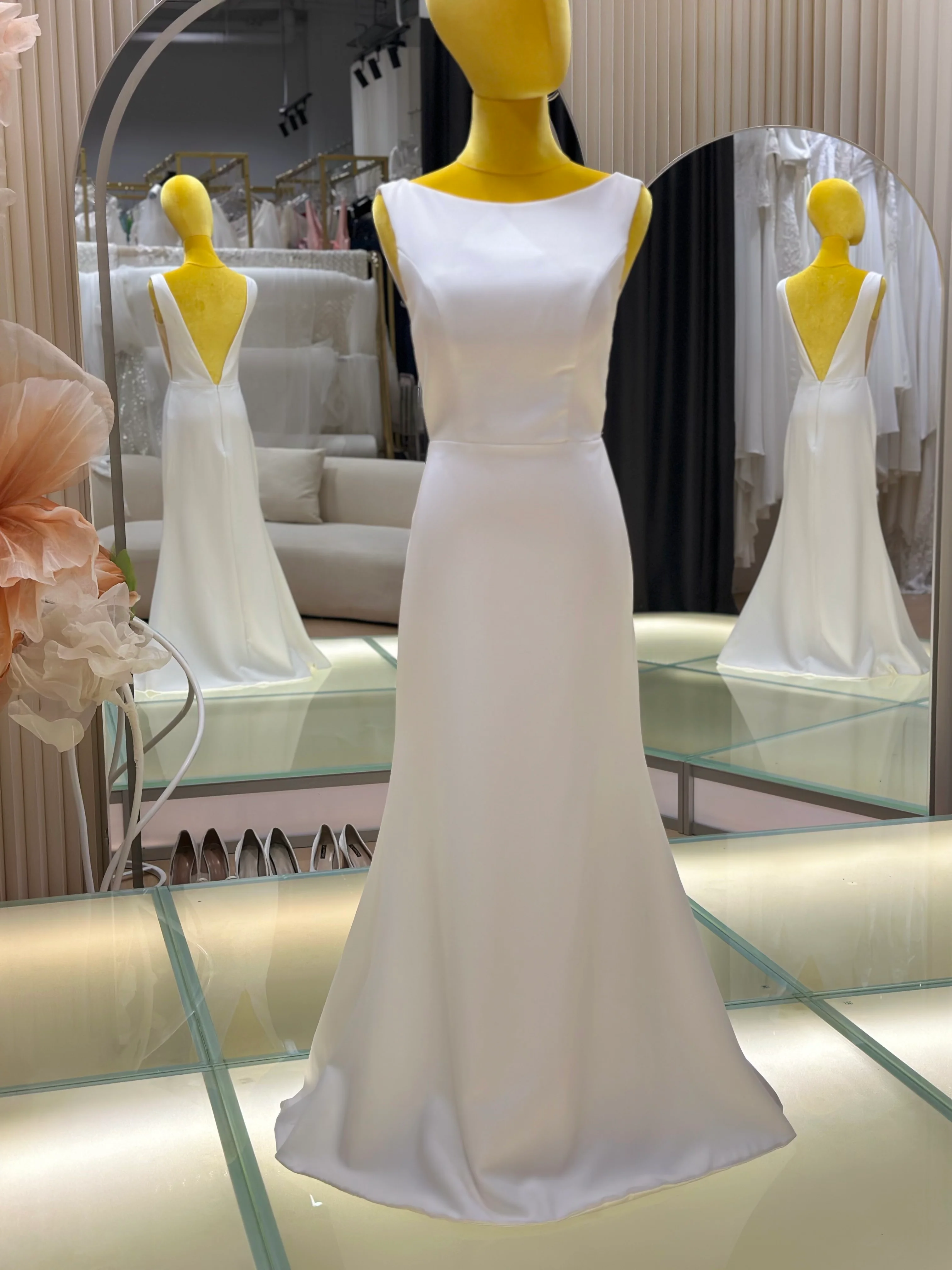 Pleated Plain Wedding Gown Size. L Bust 89| Ready-to-Wear - Image 4