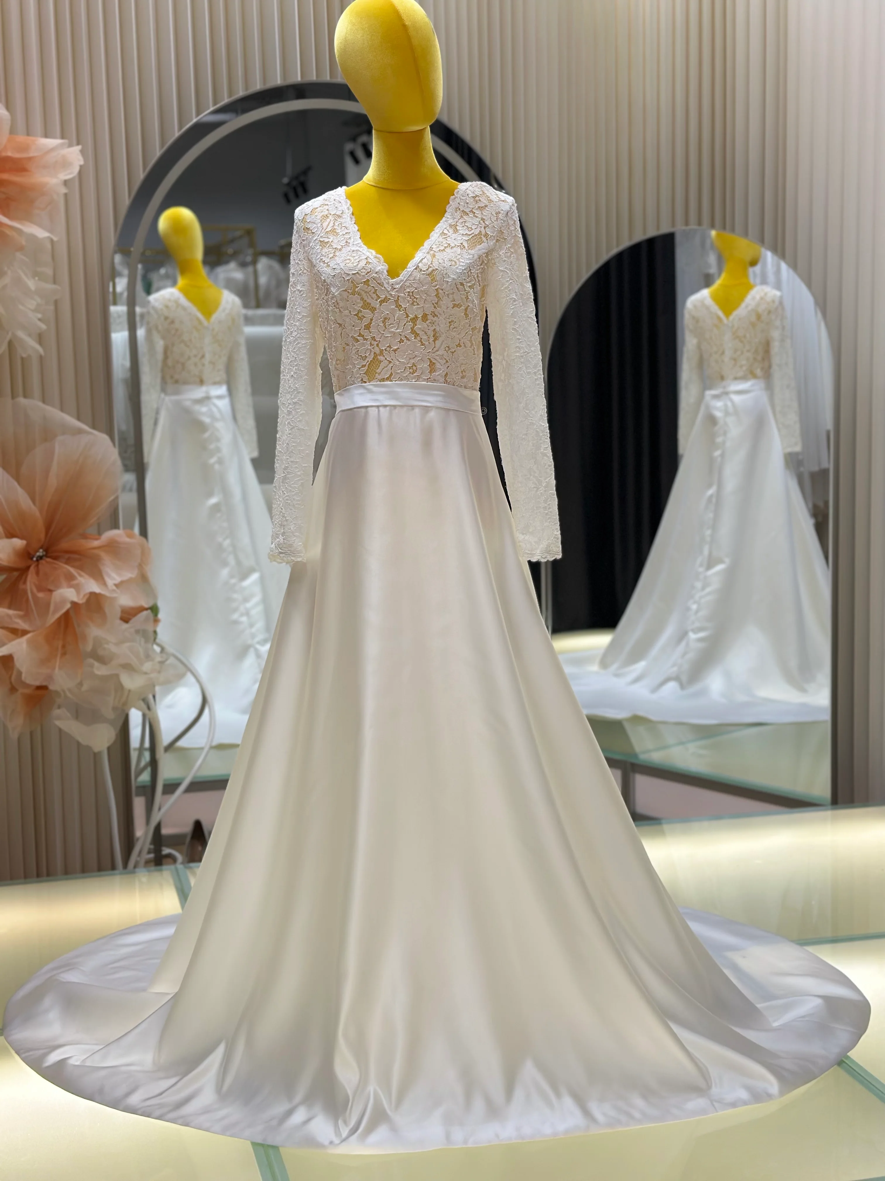 Half-Lace Wedding Gown Size XL Bust 96 | Ready-to-Wear - Image 3