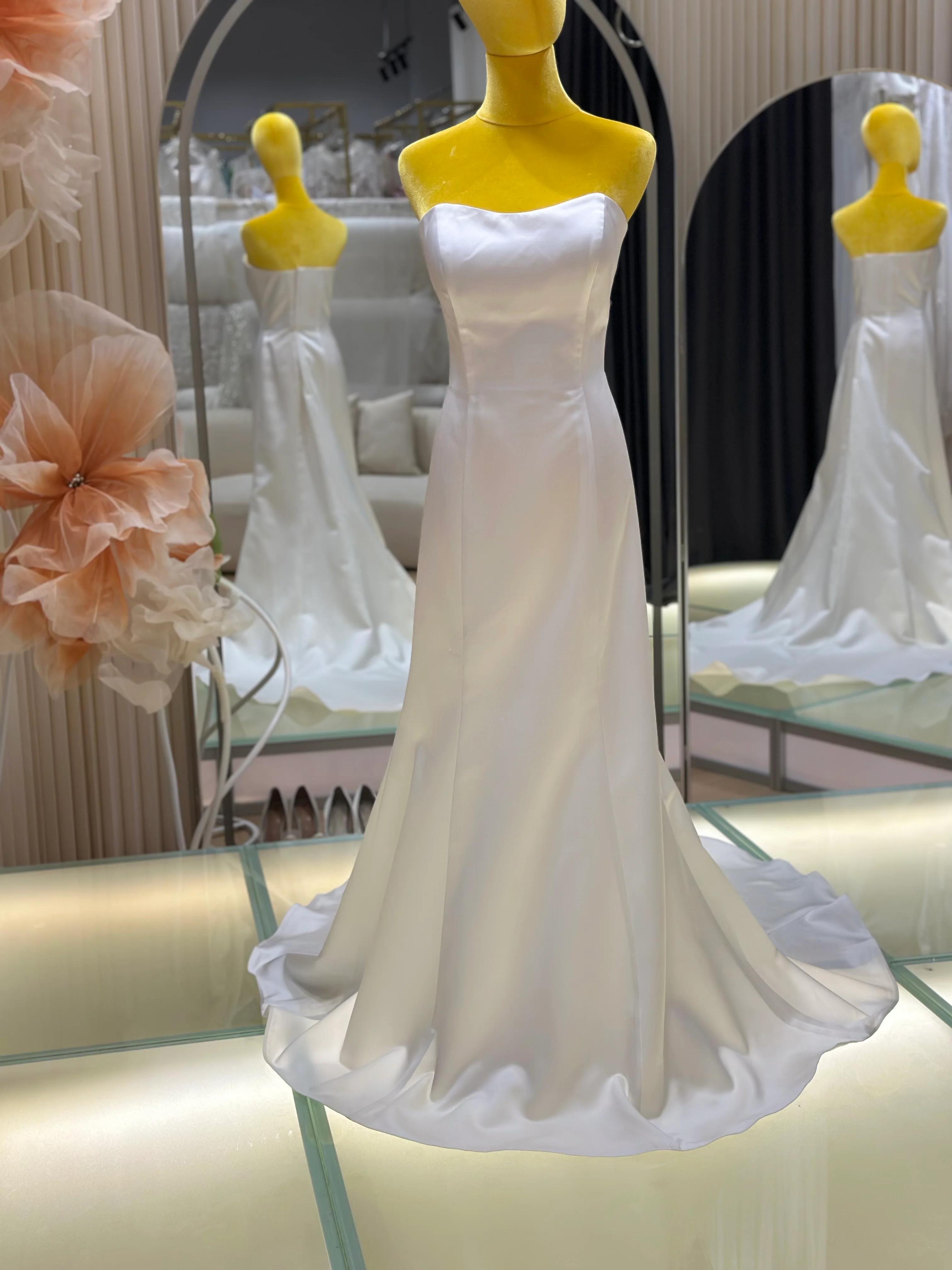 Premium Pleated Plain Wedding Gown Size XL | Ready-to-Wear - Image 3