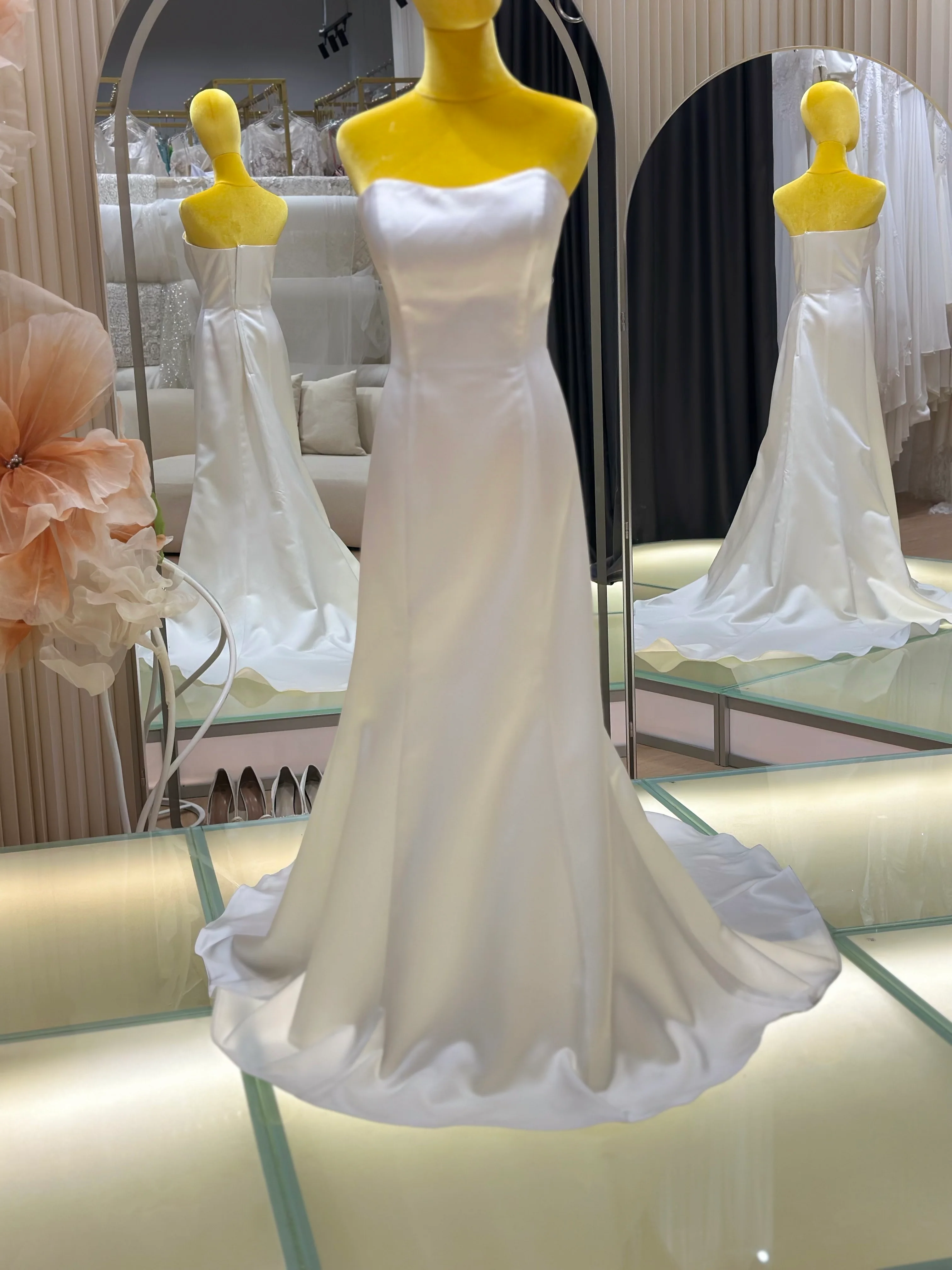 Premium Pleated Plain Wedding Gown Size XL | Ready-to-Wear - Image 4