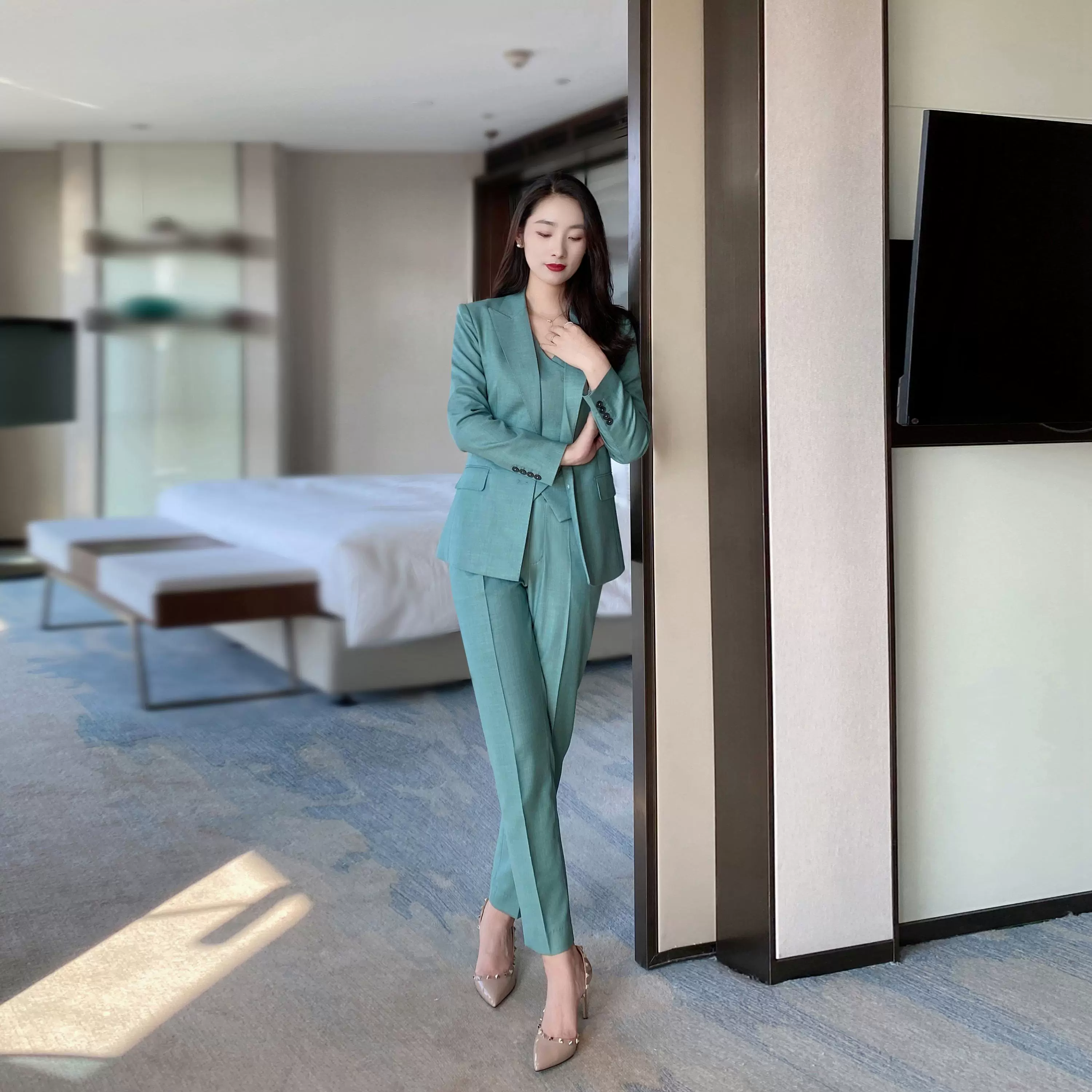 Elegant Green Women's 3-Piece Slim Fit Suit Set - Image 5
