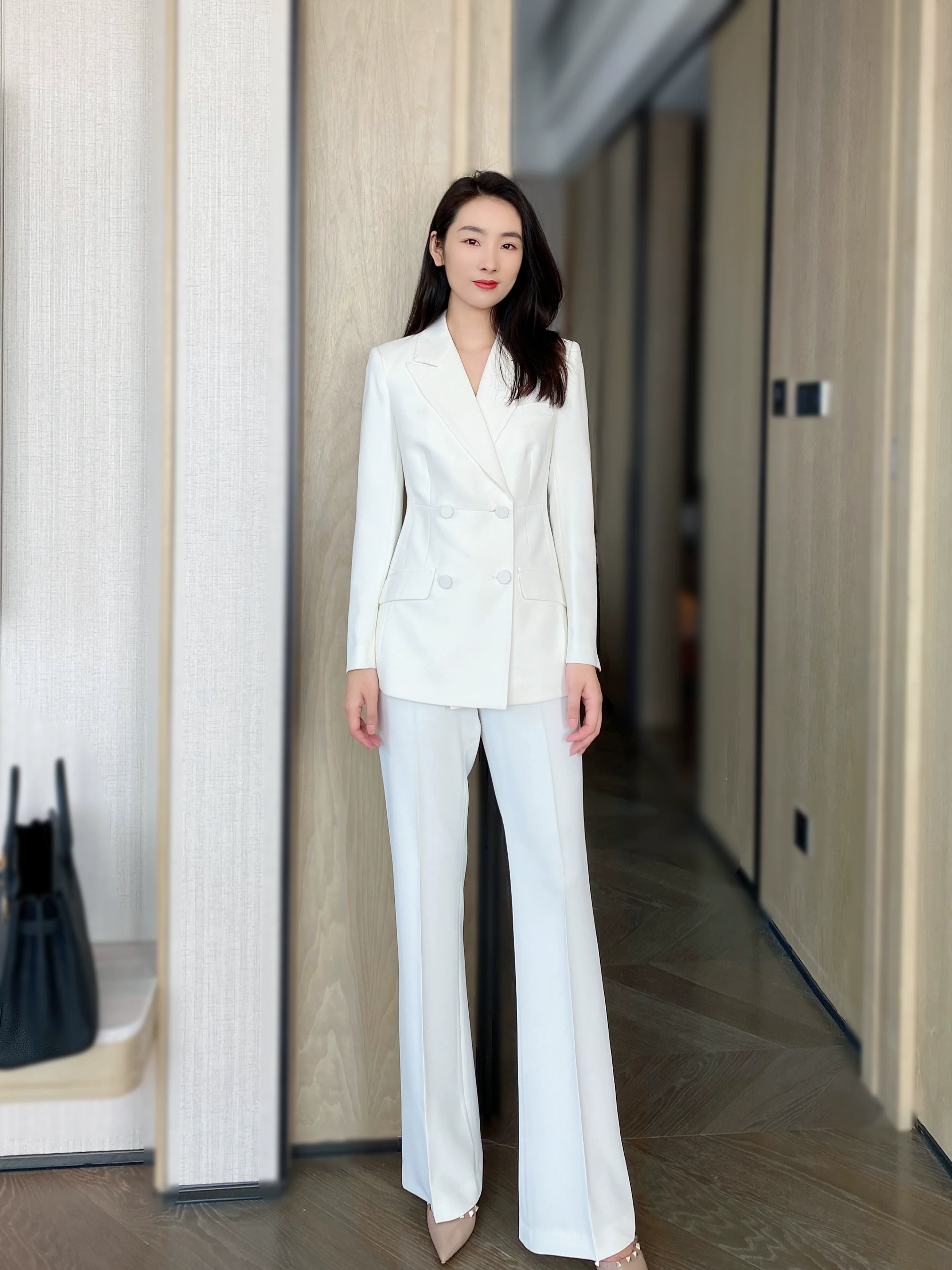 Elegant White Autumn Suit with Flared Trousers – Premium Office Wear