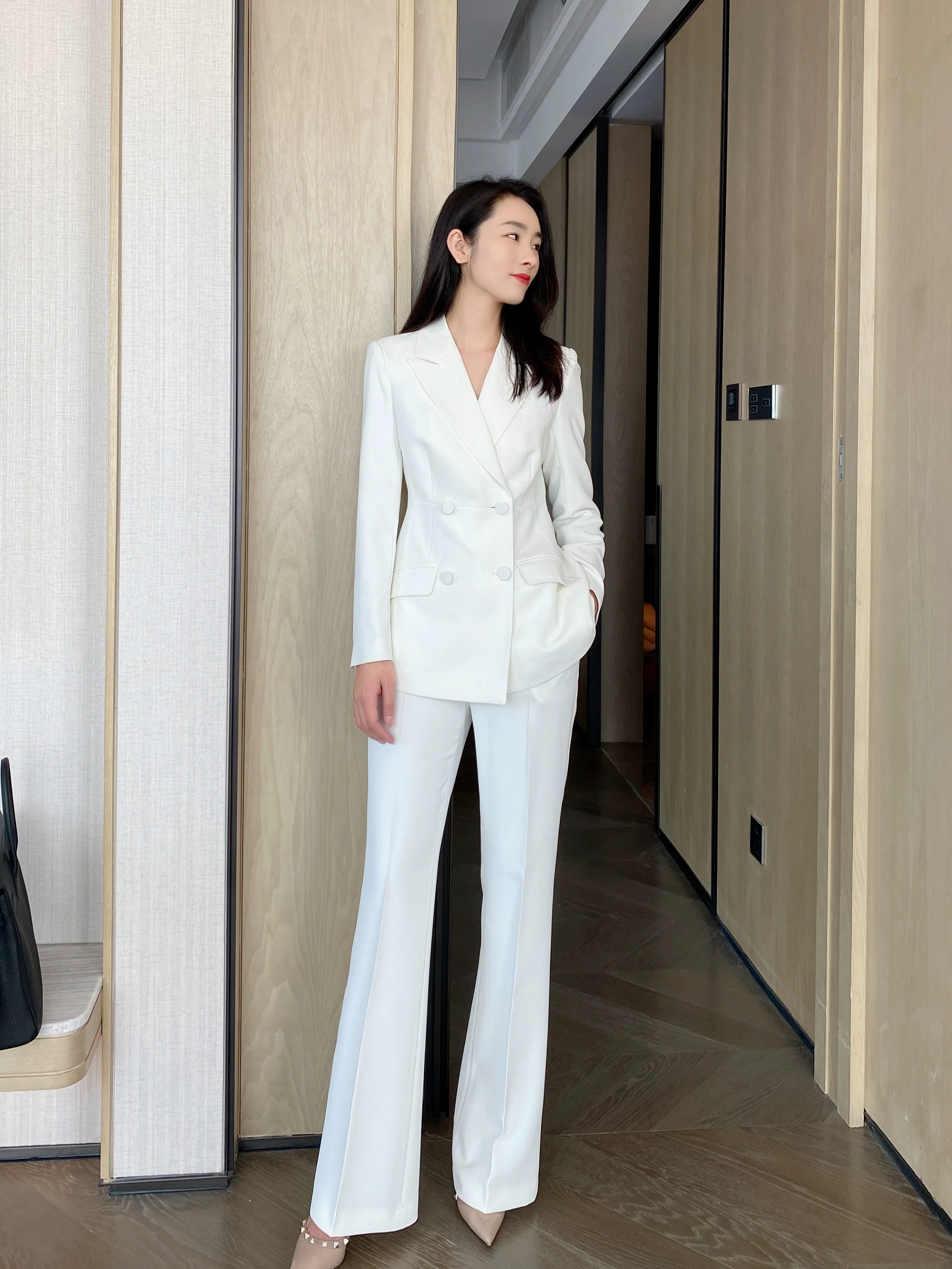 Elegant White Autumn Suit with Flared Trousers – Premium Office Wear - Image 3