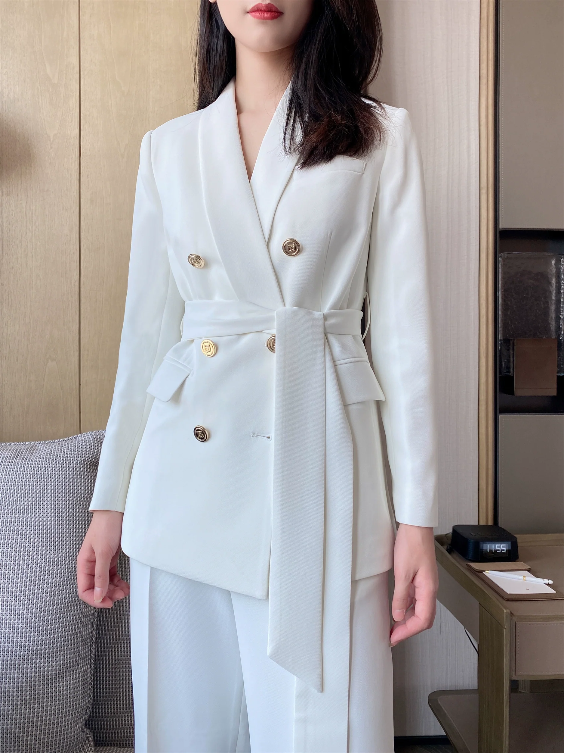 Elegant White Classic Suit Jacket and Trousers Set - Image 3