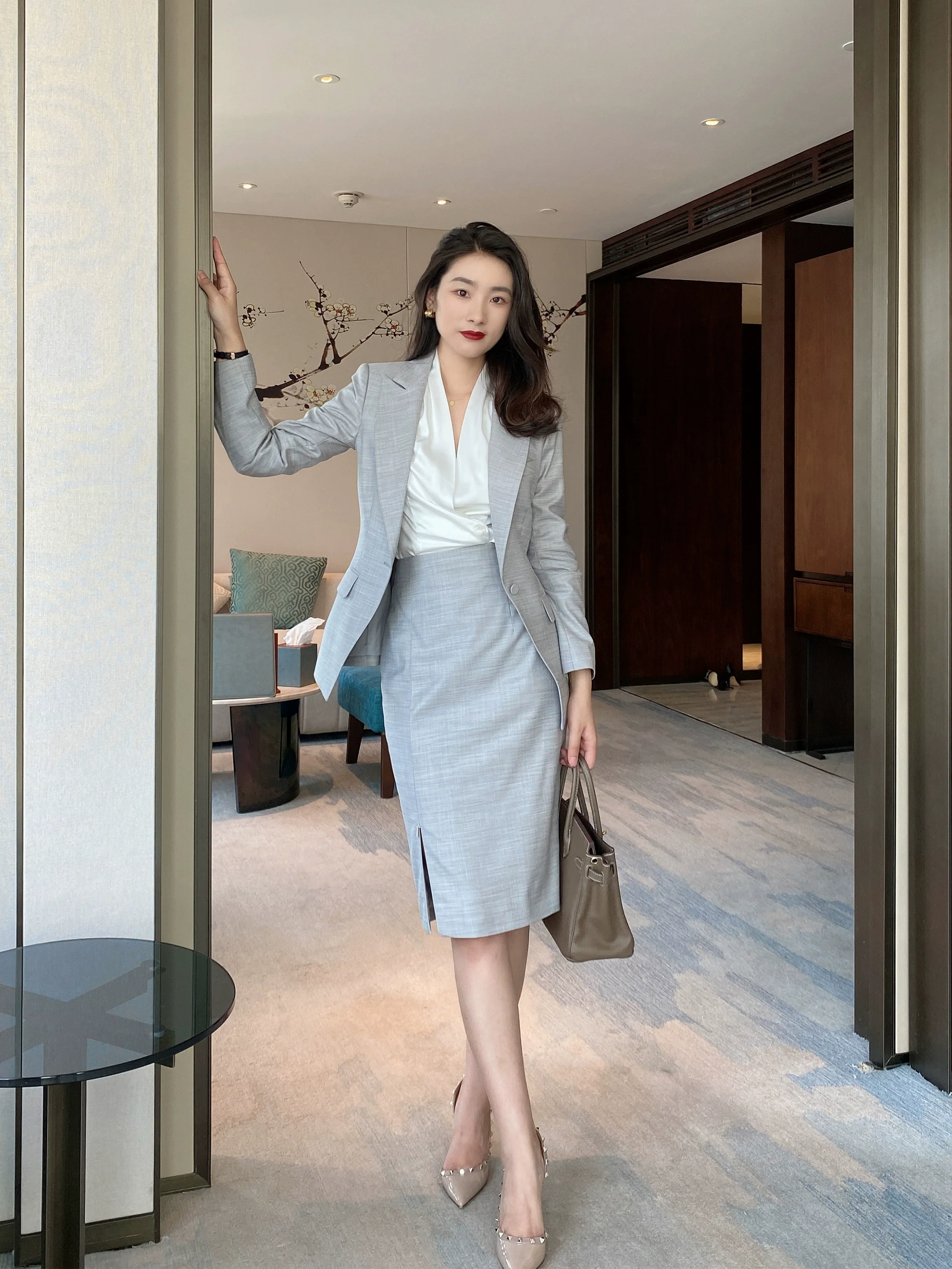 Light Grey Autumn Classic Suit – Fitted Jacket & Hip‑Accented Skirt - Image 4