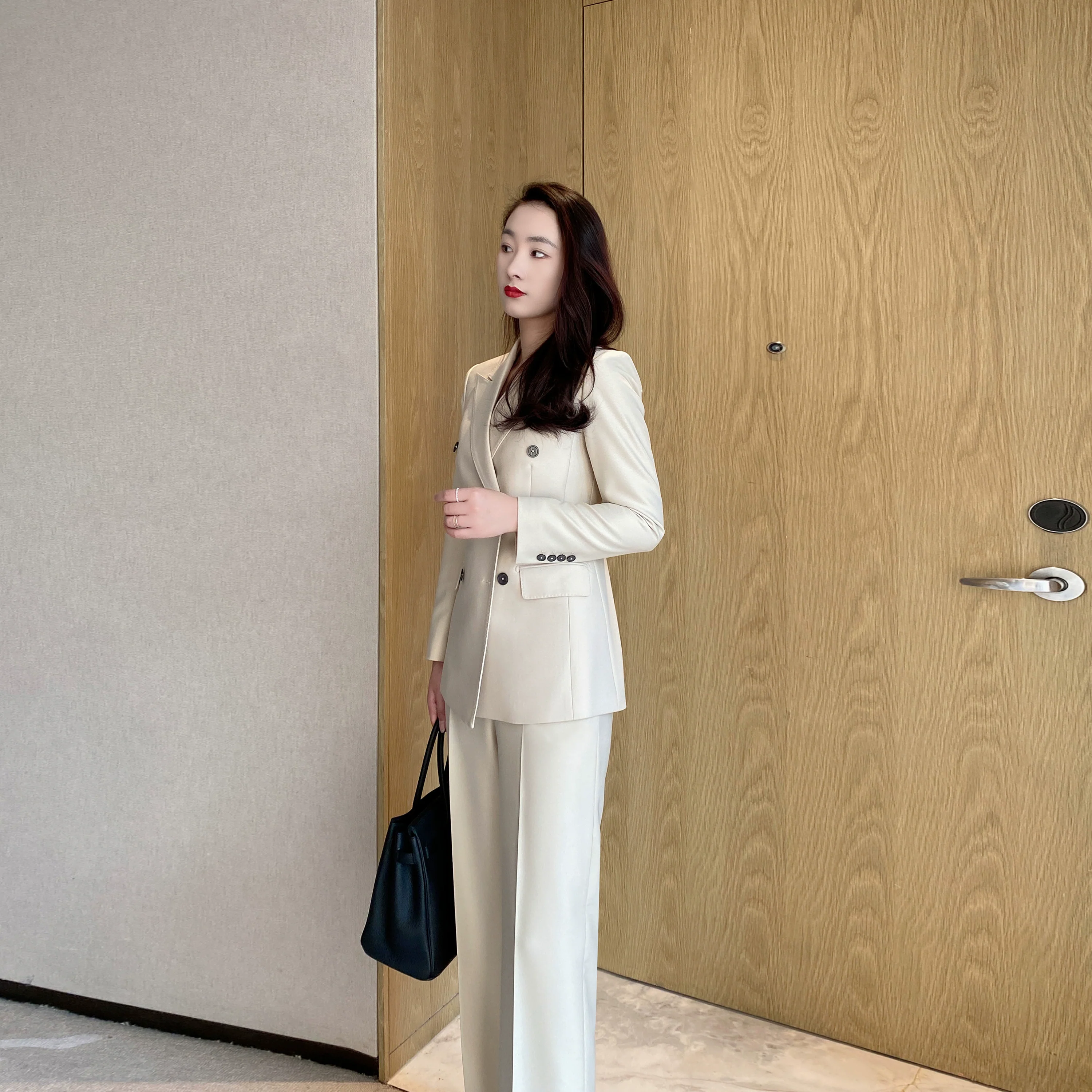 Off-White Classic Autumn Suit Set for Office – Loose Straight Fit - Image 3
